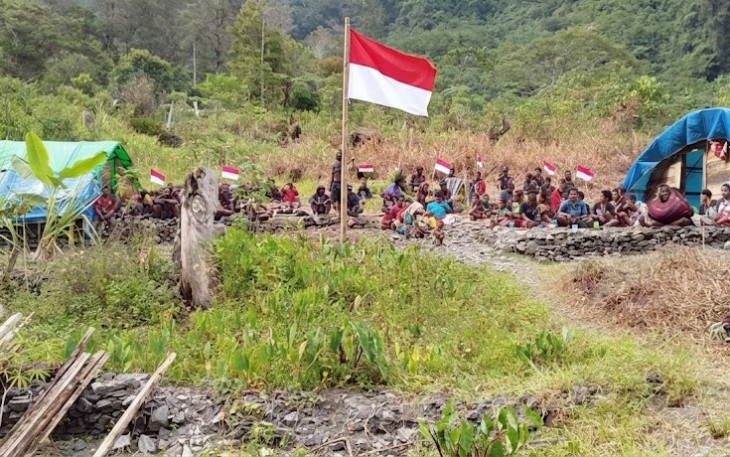 Warga Distrik Kembru Kembali Pulang dan Kibarkan Bendera Merah Putih