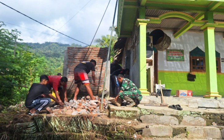 Bangun sarana sanitasi musala
