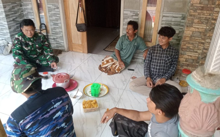 Kedekatan satgas TMMD dengan warga Dusun Klagin