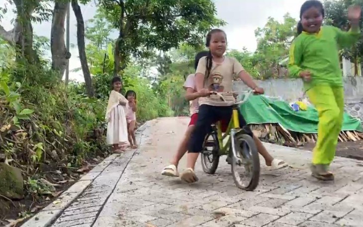 Keceriaan anak-anak bersepeda