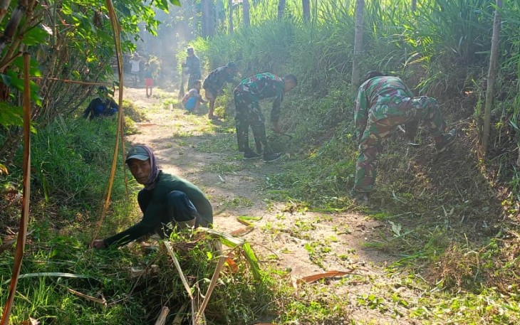 Pembersihan jalan di Dusun Klagin