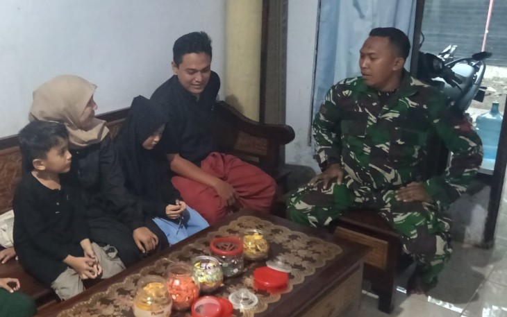 Komsos bersama warga desa lokasi TMMD