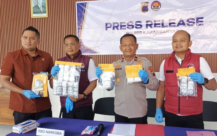 Petugas menunjukkan barang bukti sabu dan ribuan butir obat keras saat konferensi pers di Aula Jananuraga Polres Karanganyar, Rabu (13/5/2026), sebagai hasil operasi pemberantasan narkoba selama sepuluh hari terakhir