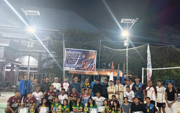 Foto bersama BEM, Pembina, Ketua Panitia, perwakilan Pimpinan dari setiap Perguruan tinggi dan peserta Tim Juara