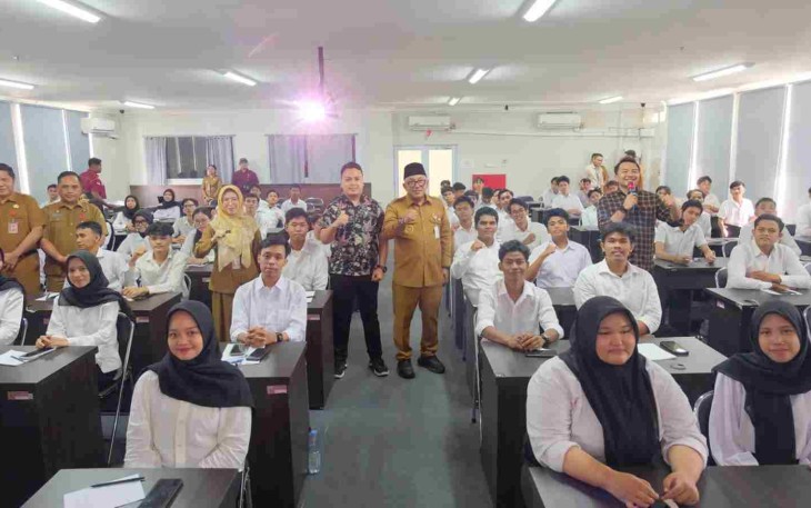 Wali Kota Tanjungpinang Lis Darmansyah yang langsung hadir menyaksikan seleksi calon karyawan Indomaret 