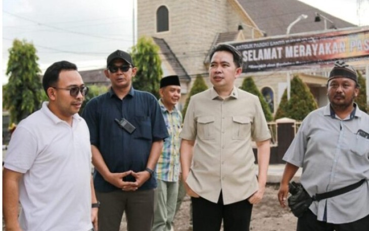 Bupati Jember Muhammad Fawait meninjau perkembangan proyek kawasan street food di Jalan Kartini hingga Jalan Gatot Subroto