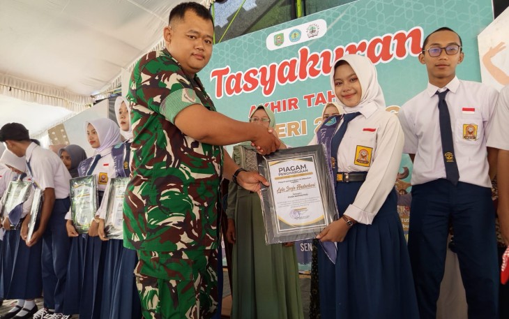 Babinsa Koramil Panggul Hadiri Tasyakuran Akhir Tahun SMPN 2 Panggul, Motivasi Siswa Lanjutkan Pendidikan