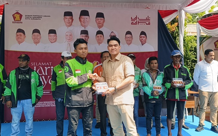 Gerindra Surabaya Bagikan Ribuan Paket Daging untuk Warga dan Ojol