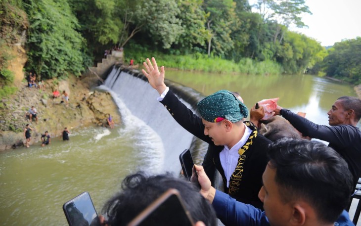 Bupati Trenggalek, Mochamad Nur Arifin, saat mengikuti prosesi nyadran dam Bagong