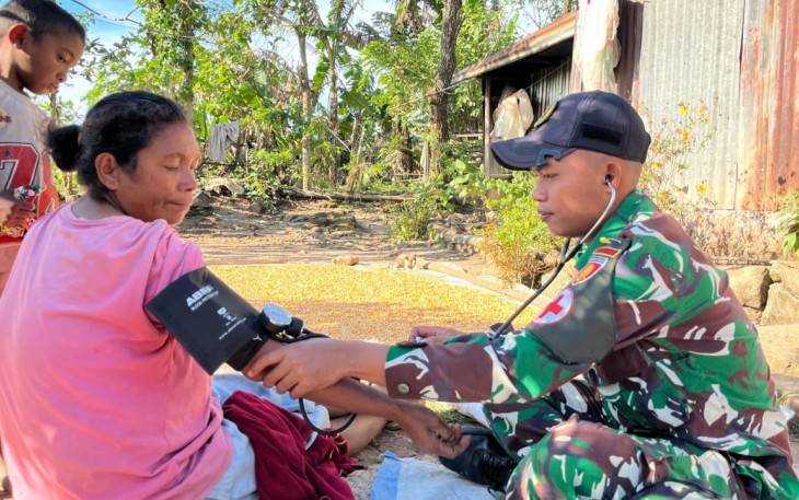 Pelayanan kesehatan satgas Yonarmed 12 Kostrad