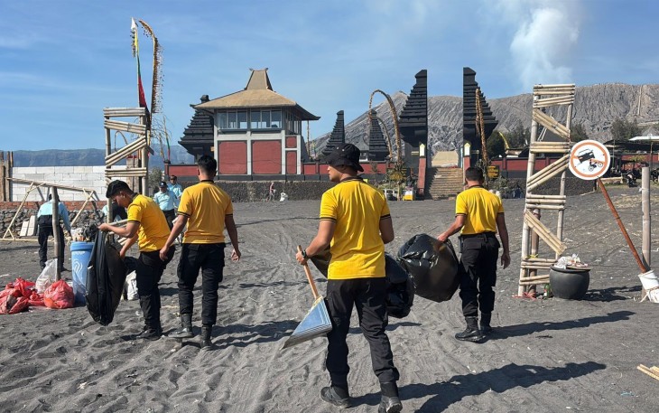 Polres Probolinggo Gelar Bakti Bersih di Gunung Bromo Usai Yadnya Kasada