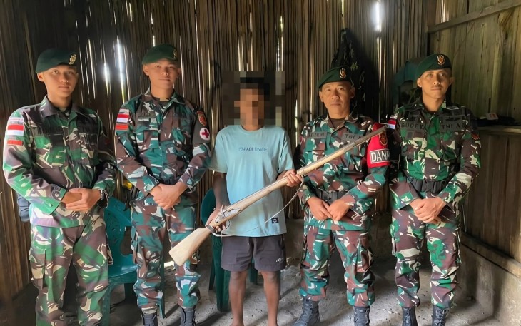 Yonarmed 12 Kostrad Terima Penyerahan Senjata Api dari Warga Perbatasan
