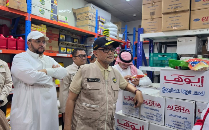Menteri Haji dan Umrah Republik Indonesia, Mochamad Irfan Yusuf, bersama Tim Amirul Hajj meninjau dua dapur katering penyedia konsumsi jemaah haji Indonesia di Madinah