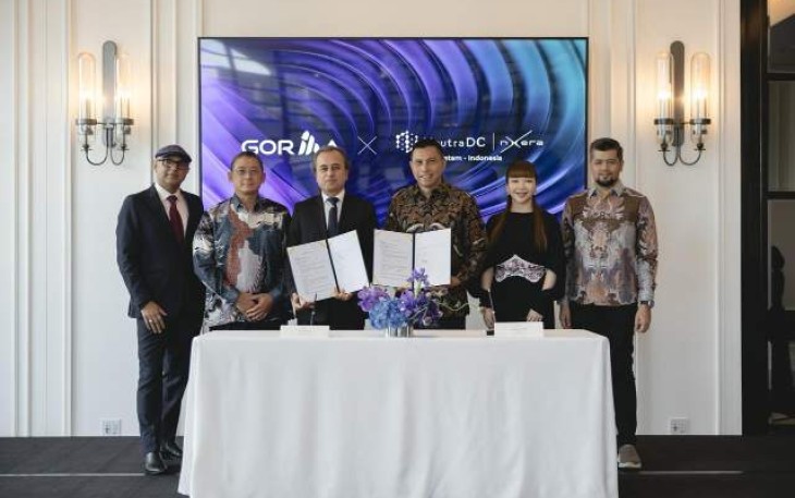 Sesi penandatangan kesepakatan kerja sama yang dilakukan oleh CEO NeutraDC Group Andreuw Th.A.F (ketiga dari kanan) dan Chairman & CEO Gorilla Technology Jay Chandan (ketiga dari kiri), disaksikan langsung oleh Komisaris NeutraDC Nxera Batam Cyndi Pei (kedua dari kanan), Group CTO Gorilla Technology Rajesh Natarajan (paling kiri), yang digelar di Bangkok, Thailand, pada bulan Mei 2026 lalu