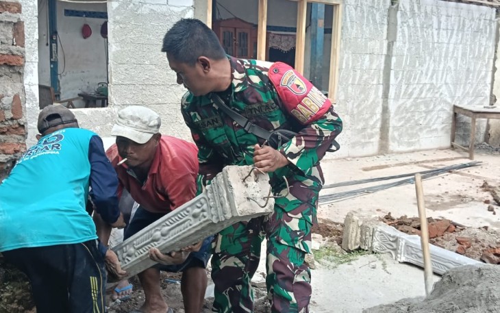 Gotong Royong Bangun Harapan, Babinsa Dampingi Pembangunan Rumah Layak Huni Warga Banyukambang