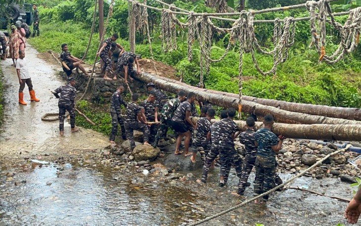 Karya Bakti TNl AL untuk Rakyat Hadirkan Akses Baru Jembatan Gantung di Negeri Tawiri