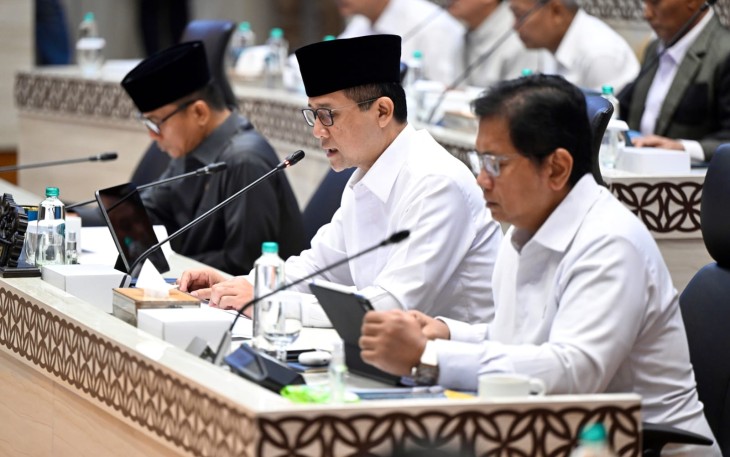 Menteri Transmigrasi M. Iftitah Sulaiman Suryanagara dalam Rapat Kerja bersama Komisi V DPR RI terkait pembahasan Rencana Kerja dan Anggaran Kementerian/Lembaga (RKA-K/L) serta Rencana Kerja Pemerintah (RKP) Tahun Anggaran 2027 di Kompleks Parlemen, Jakarta, Rabu (10/6)