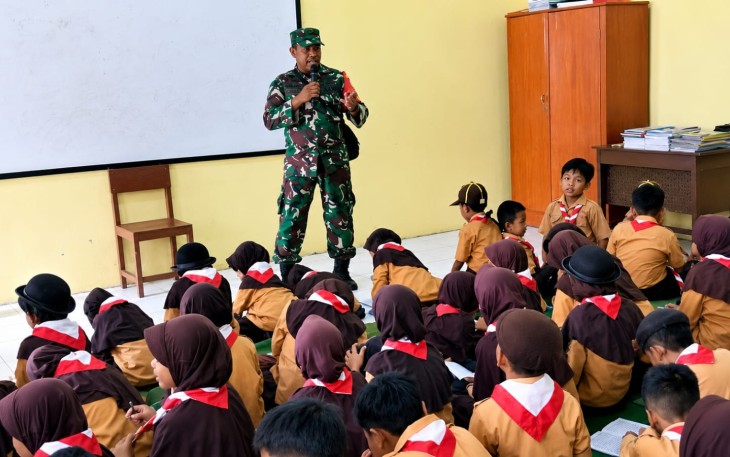 Tanamkan Cinta Tanah Air Sejak Dini, Babinsa Banaran Beri Wawasan Kebangsaan kepada Siswa SD