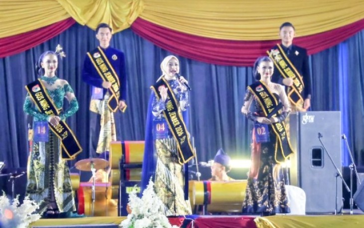 Bupati Jember, Gus Fawait, memberikan penghargaan tinggi kepada para finalis hingga pemenang ajang pemilihan Gus dan Ning Jember 2026