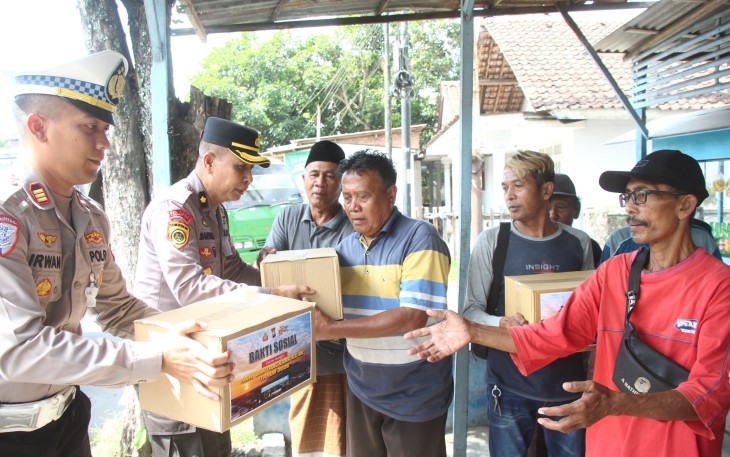Polres Bondowoso Salurkan Bantuan untuk Anak Yatim, Ojol dan Sopir Angkot