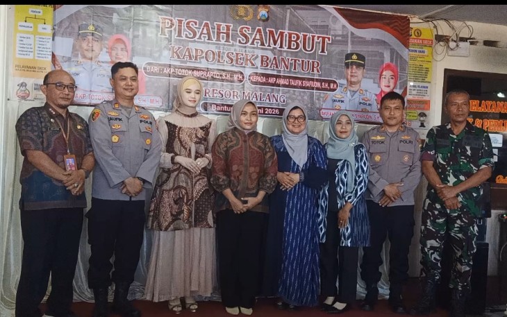 Jabatan Kapolsek Bantur resmi berganti. AKP Totok Suprapto, SH, MH menyerahkan tongkat komando kepada AKP Ahmad Taufik Syafiudin, SH, MH dalam acara pisah sambut yang digelar di halaman Mapolsek Bantur, Jumat (19/6)