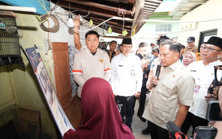 Menteri Dalam Negeri (Mendagri) Muhammad Tito Karnavian bersama Menteri Perumahan dan Kawasan Permukiman (PKP) Maruarar Sirait meninjau langsung penerima BSPS atau bedah rumah di Kecamatan Matraman, Kota Jakarta Timur, Jumat (19/6/2026)