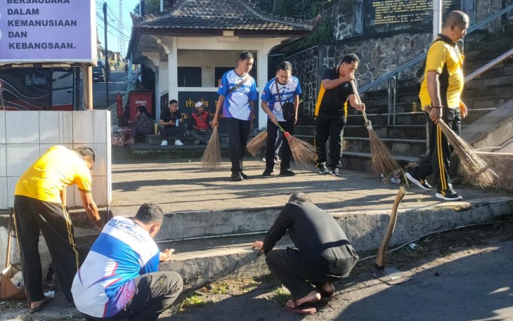 Polres Lumajang Polda Jatim menggelar aksi sosial kemasyarakatan berupa kegiatan bakti religi secara serentak di sejumlah tempat ibadah