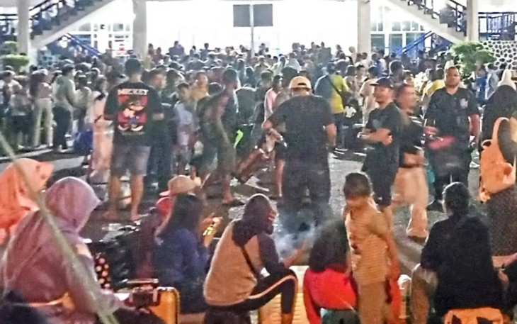 Suasana di pelabuhan samudera Bitung
