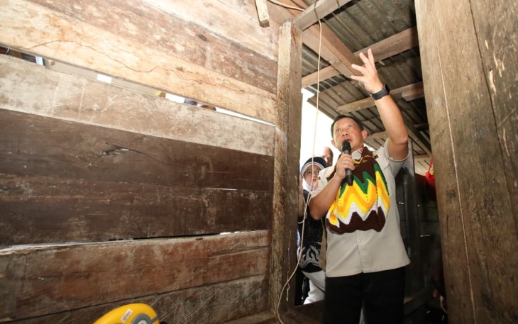 Menteri Dalam Negeri (Mendagri) Muhammad Tito Karnavian meninjau pelaksanaan program Bantuan Stimulan Perumahan Swadaya (BSPS) di Kampung Mosso