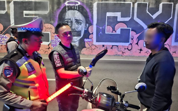Razia Minggu Dini Hari di Palmerah, Polisi Amankan Seorang Pria Membawa Pisau Badik