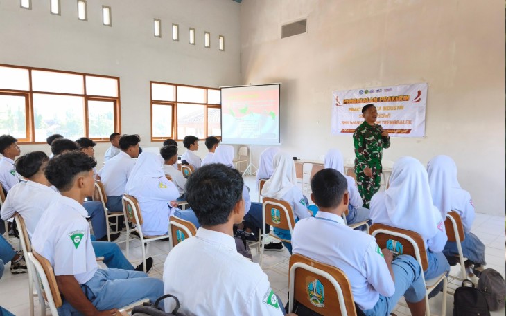 Babinsa Siapkan Siswa Prakerin SMK Wahid Hasyim Trenggalek Hadapi Dunia Kerja