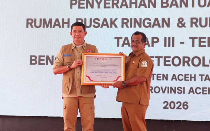 Kepala Badan Nasional Penanggulangan Bencana (BNPB), Letjen TNI Dr. Suharyanto memberikan arahan pada acara penyerahan bantuan perbaikan rumah rusak ringan dan rusak sedang kepada perwakilan masyarakat di Gedung Olahraga Aceh Tamiang, Kecamatan Karang Baru, Kabupaten Aceh Tamiang, Senin (22/6)