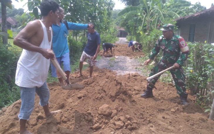 Gotong royong di wilayah desa binaan