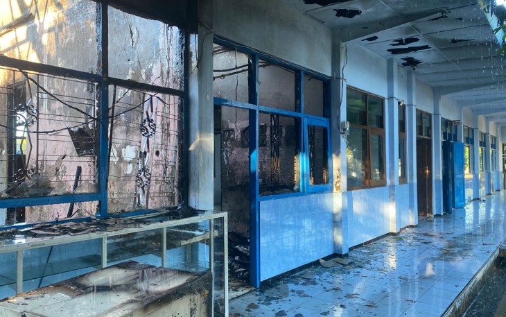 Kondisi ruang TU dan ruang kepala sekolah SMPN 2 Karangpandan usai terbakar pada Rabu (1/7/2026)