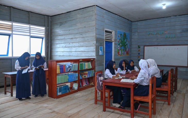 Anak-anak Suku Bajo saat belajar diruangan kelas yang sudah direvitalisasi