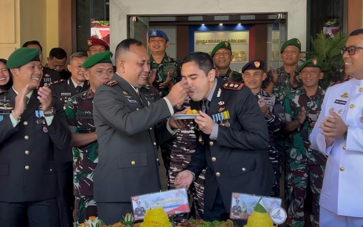 Dandim 0801/Pacitan Letkol Arh Imam Musahirul suapi Kapolres Pacitan di HUT Bhayangkara ke-80, Rabu (17)