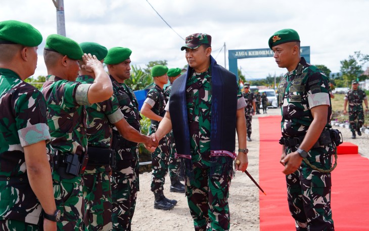 Pangdam I/Bukit Barisan Mayjen TNI Hendy Antariksa melaksanakan kunjungan kerja ke Yonif TP 908/GD yang berlokasi di Jalan Runding No. 114, Desa Sidiangkat, Kecamatan Sidikalang, Kabupaten Dairi, Kamis (2/7/2026)