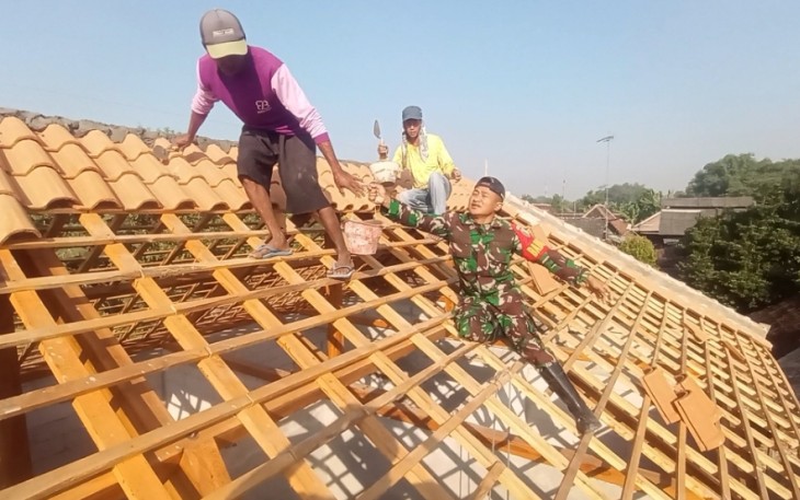 Babinsa Muneng Wujudkan Semangat Gotong Royong 