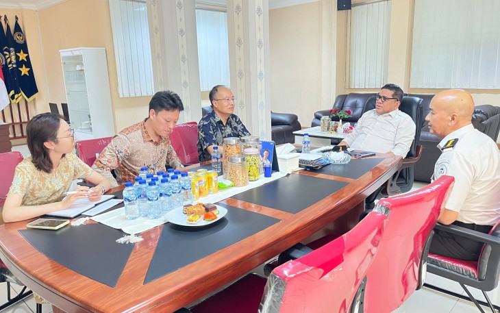 Kepala Kantor Wilayah Direktorat Jenderal Imigrasi Sumatera Utara, Dr. Parlindungan, S.H., M.H., menerima kunjungan kehormatan dari Konsul Jenderal Republik Rakyat Tiongkok (RRT) di Medan, Huang He, pada Selasa (7/7)