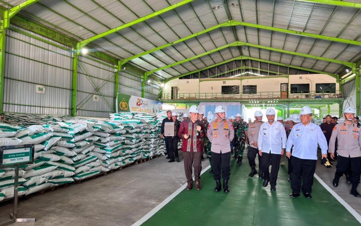 Kapolri menyerahkan bantuan 80 ton pupuk batu bara Futuraplus Presisi kepada lima kelompok tani di Provinsi Riau