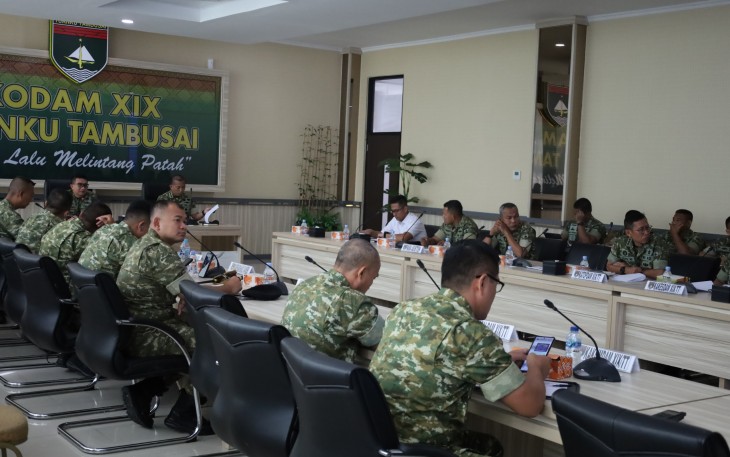 Asops Kasdam XIX/TT, Kolonel Inf Rendra Dwi Ardhani, S.E., M.Han saat memimpin kegiatan laporan awal kesiapan satgas Yonif 132/Bima Sakti