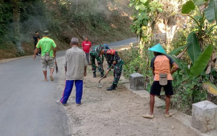 Kerja bakti bersihkan lingkungan