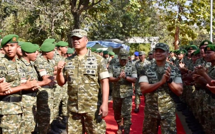 Wakil Panglima TNI Jenderal TNI Tandyo Budi R. bersama Menteri Pertahanan RI Jenderal TNI (Purn) Sjafrie Sjamsoeddin dan Wakil Kepala Staf Angkatan Darat Letjen TNI Muhammad Saleh Mustafa
