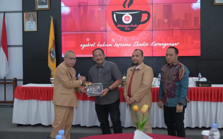 Peluncurkan program "Wedangan Ikadin" di Ruang Anthurium Rumah Dinas Bupati Karanganyar, Sabtu (11/7/2026)