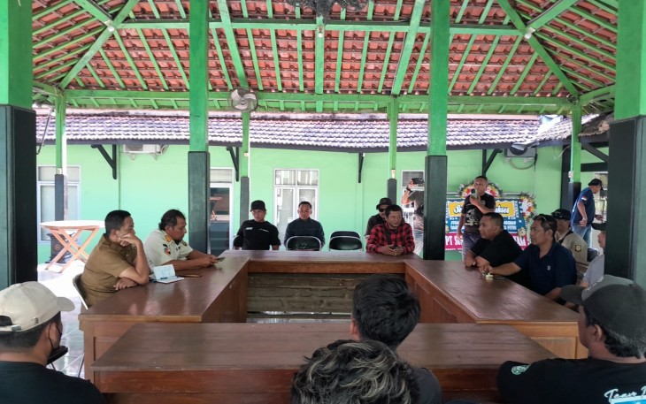 Puluhan warga Desa Mendenrejo dan Medalem Kecamatan Kradenan saat bertemu dengan Sekcam dan Kasi Trantib Kecamatan Kradenan mempertanyakan anggaran kontribusi dari PT Pertamina terkait moving alat dari sumur Darajingga 01 di Desa Mendenrejo
