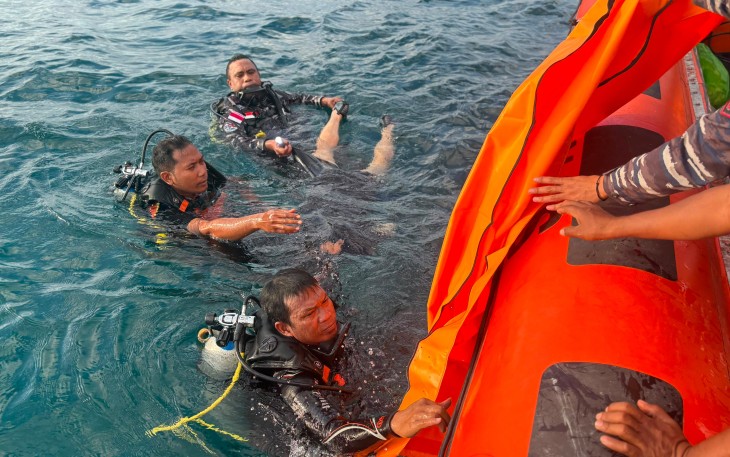 Lanal Labuna Bajo Bersama Tim SAR Gabungan Evaluasi Wisatawan Tenggelam di Perairan Pulau Kelor 
