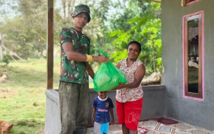 Satgas TMMD ke-129 berikan paket sembako dan nutrisi untuk warga kampung Sesor