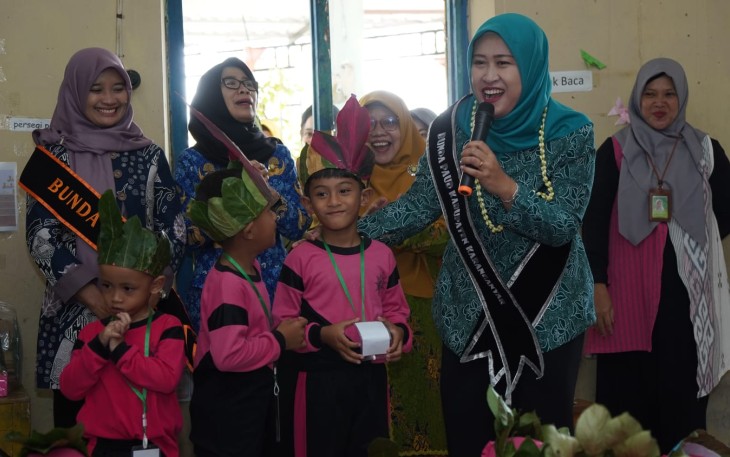 dr. Farida Rober Christanto, saat memantau pelaksanaan MPLS di KB/TK Aisyiyah Ceporan, Ngadiluwih, Kecamatan Matesih, Jumat (17/7/2026)