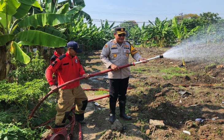 Polres Pelabuhan Tanjungperak Siram Lahan Jagung Ketahanan Pangan