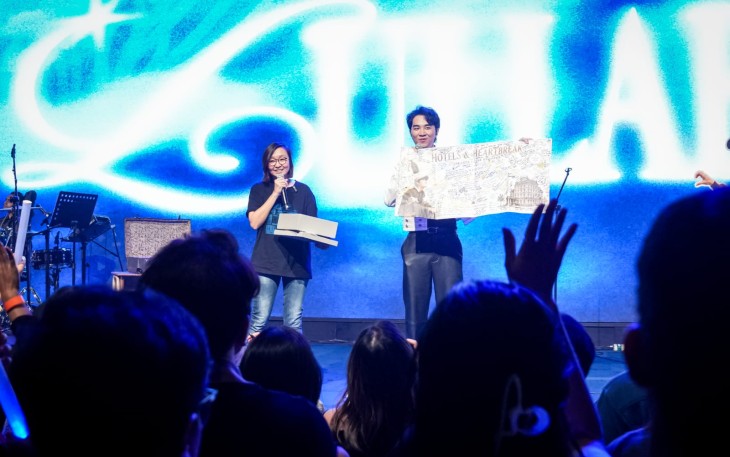 Wakil Menteri Ekonomi Kreatif/Wakil Kepala Badan Ekonomi Kreatif (Ekraf), Irene Umar (kiri)  bersama penyanyi Lullaboy (kanan) pada acara konser regional musisi lullaboy bertajuk Hotels &  Heartbreaks Tour, di Jakarta, Sabtu (18/07/2026)